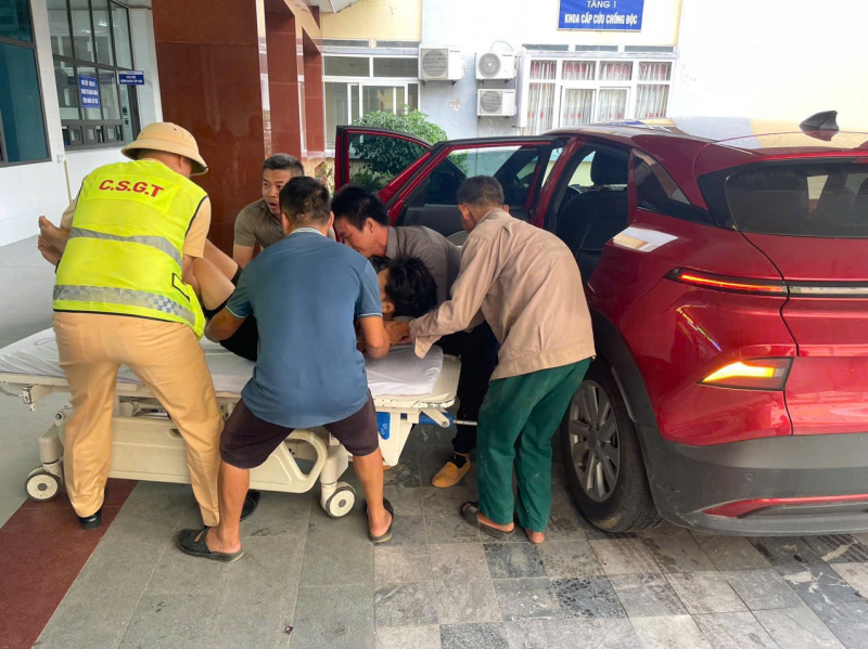 CSGT kịp thời đưa thanh niên trong tình trạng nguy kịch đi cấp cứu an toàn