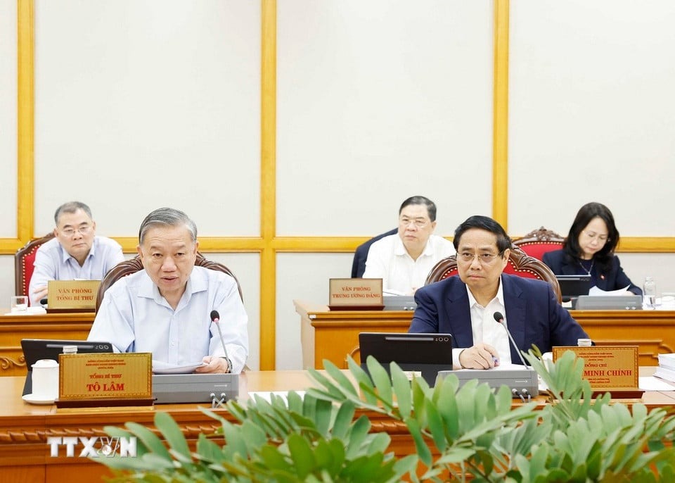 Bộ Chính trị: 'Bố trí 100% chủ tịch tỉnh không phải là người địa phương trước ngày 15/12'