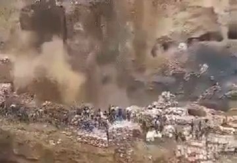 Cảnh tượng hoảng loạn khi sập cầu ở mỏ Congo