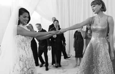 Taylor Swift nắm tay Selena Gomez đầy xúc động tại đám cưới