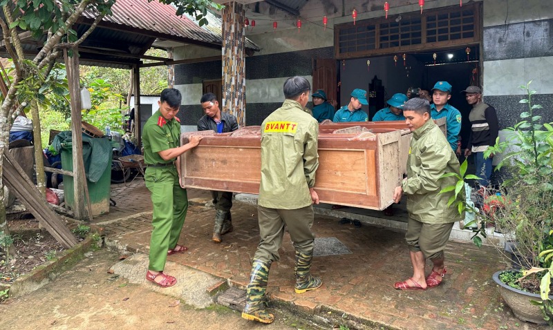 Nổ tại đồi núi sau nhà, 7 người được di dời khẩn cấp