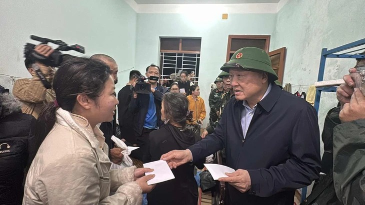 Phó thủ tướng Nguyễn Hòa Bình thăm bà con vùng rốn lũ Đông Hòa