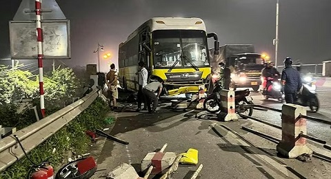 Xe giường nằm nổ lốp, lao vào làn xe máy khiến hai bố con tử vong trên cầu Thanh Trì