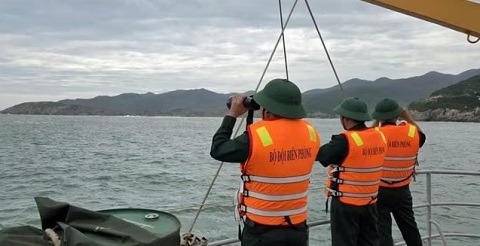 Chìm tàu gần bờ Bình Tiên, 1 người tử vong, 2 ngư dân mất tích