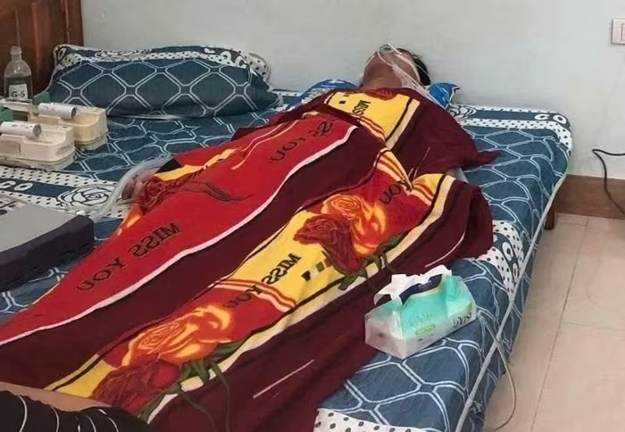 Một học sinh lớp 10 bị nhóm bạn lớp 11 xông vào lớp hành hung, nguy kịch