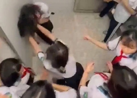 Nữ sinh lớp 8 bị đánh hội đồng rạn nứt 3 xương sườn