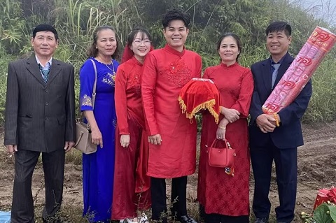 Nhà trai Hải Phòng bê trầu cau đi bộ 2km đường đất lầy lội để đón dâu gây sốt