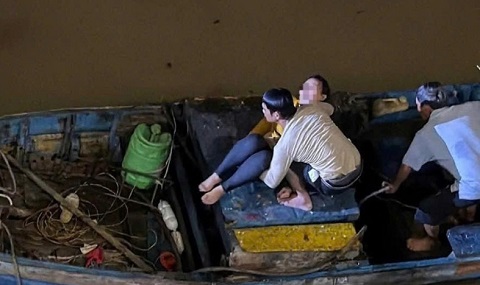 Người đàn ông lao xuống dòng nước xiết, cứu sống người phụ nữ nhảy cầu tự tử