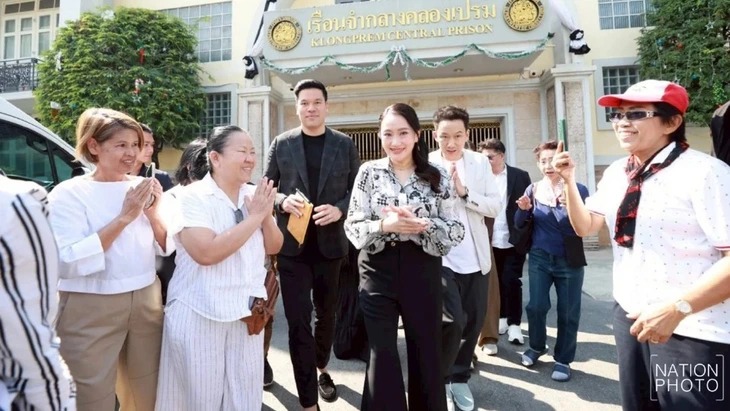 Bà Paetongtarn thăm ông Thaksin, thu hút chú ý trước thềm tổng tuyển cử