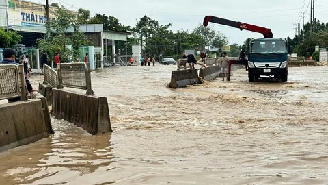 Nước lũ xô lệch dải phân cách Quốc lộ 1, cuốn trôi tàu thuyền ở Lâm Đồng
