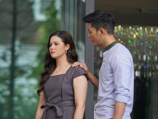 Thấy con gấu bông mẹ chồng đặt trên bàn, chồng giận đùng đùng còn tôi hoảng hốt ngất tại chỗ