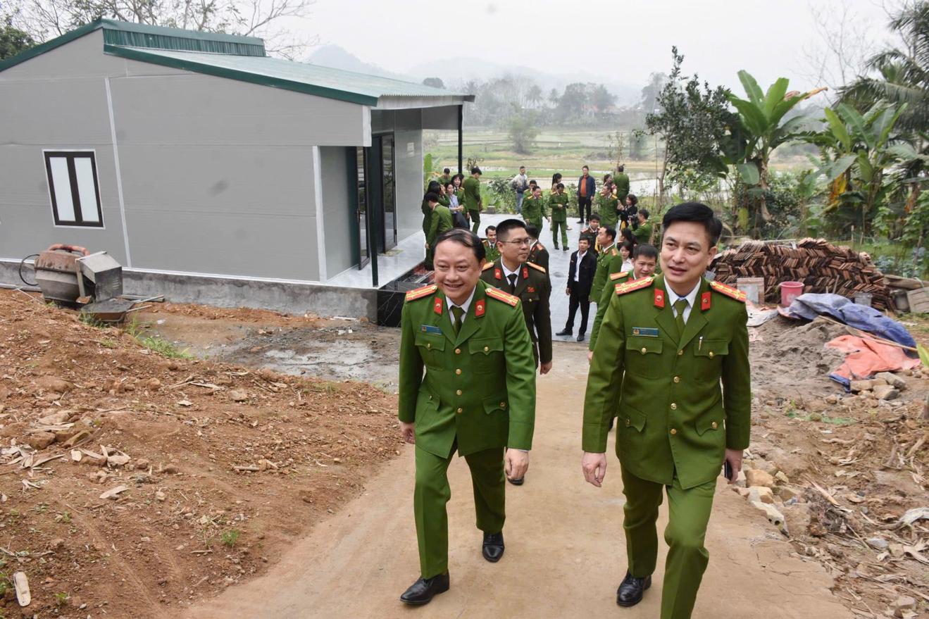 Trao tặng 10 căn nhà tình nghĩa cho gia đình chiến sĩ Công an Thanh Hóa