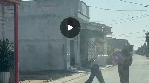 Một phụ nữ nhập viện sau khi bị h/à/n/h h/u/n/g bằng thùng nhựa