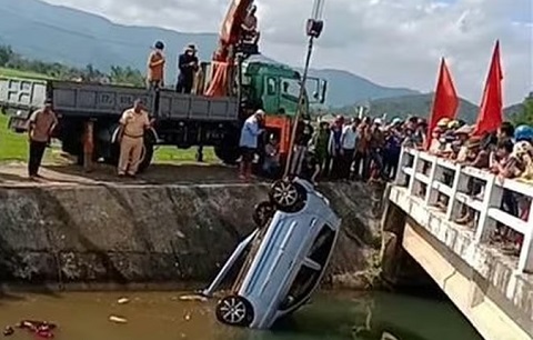 Phát hiện xe ô tô và 2 thi thể dưới hạ lưu đập Vân Phong