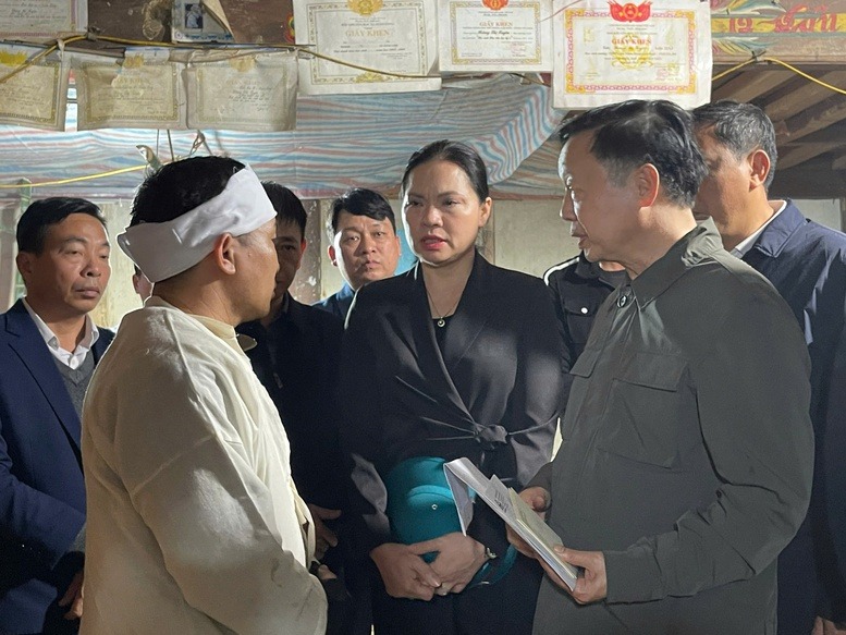 Phó Thủ tướng Trần Hồng Hà thăm hỏi gia đình các nạn nhân vụ chìm tàu chở khách trên hồ Thác Bà