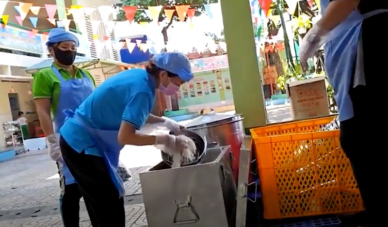 Khi bữa ăn bán trú trở thành nỗi lo của phụ huynh