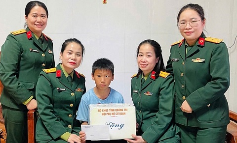 Đỡ đầu các em nhỏ khó khăn