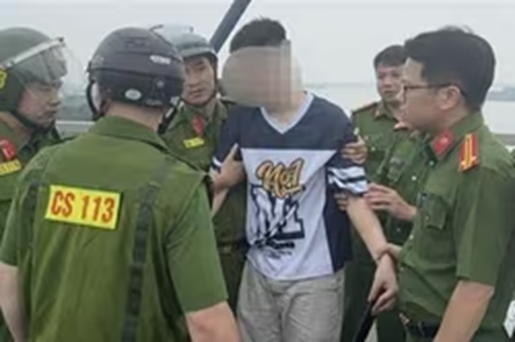 Cảnh sát phản ứng nhanh ngăn cản kịp thời nam thanh niên lên cầu tự tử