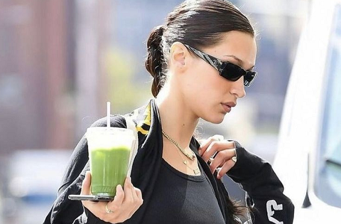 Tăng Thanh Hà đến Pháp vẫn không bỏ được ly nước dưỡng nhan trendy nhất thế giới