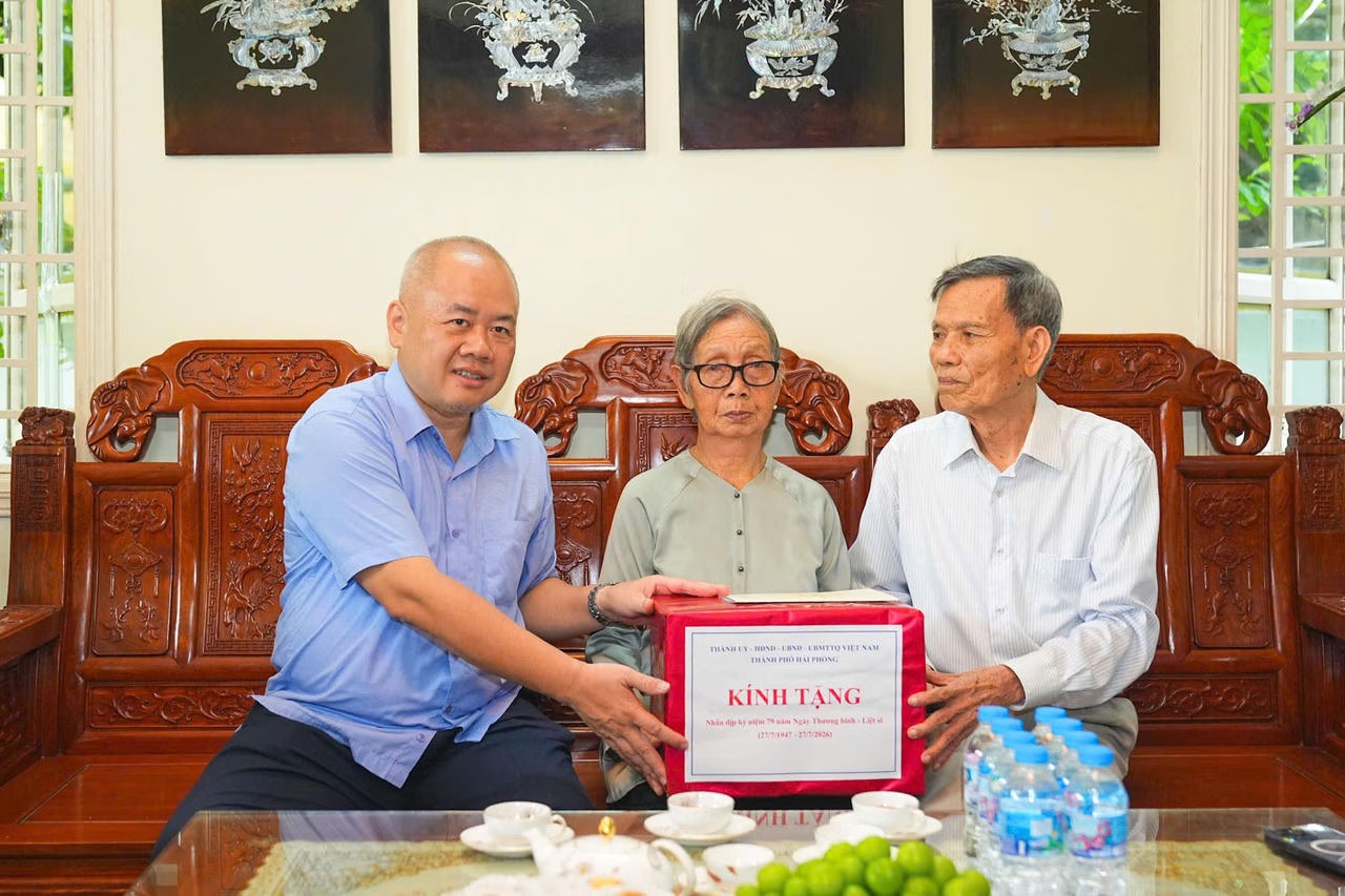 Chủ tịch UBND TP Hải Phòng thăm, tri ân người có công tại phường Phù Liễn