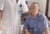 Người đàn ông 36 tuổi thân hình nhỏ bé do mắc bệnh u não hiếm