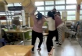 Người mẹ xông vào lớp hành hung thầy giáo vì nhắn...