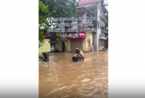 Clip cụ ông 70 tuổi đẩy xe chở vợ đi giữa dòng nước ngập tới gối ở Hà Nội: Hé lộ câu chuyện phía sau