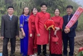Nhà trai Hải Phòng bê trầu cau đi bộ 2km đường đất lầy lội để đón dâu gây sốt