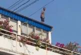 Một thuyền viên nghi ngáo đá leo lên mái nhà 3 tầng được đưa xuống an toàn