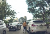 Xử phạt tài xế Lexus đỗ xe 'ngang ngược', bịt lối đi trên phố Hà Nội