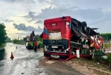 Xe khách chở 24 người lật ngửa trên Quốc lộ 55