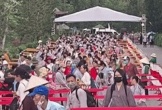 Cảnh tượng lạ ở Yên Tử: Hàng ngàn người dân, phật tử lặp đi lặp lại một hành động khiến người xem 
