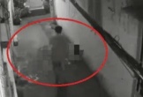 Con trai quấn thi thể mẹ vào chăn rồi đem bỏ ngoài đường