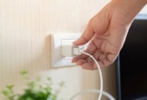 Cắm bộ sạc điện thoại cả ngày vào ổ điện tiêu hao bao nhiêu điện năng?
