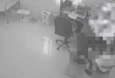 CLIP: Nam bác sĩ đuổi mọi người ra ngoài rồi chém đồng nghiệp trong phòng khám