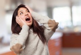Nửa đêm đang ngủ thì khói nghi ngút cùng mùi khét lẹt bay vào phòng, vợ chồng tôi hốt hoảng chạy ra thì thót tim thấy mẹ đứng trong bếp
