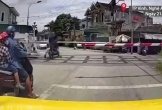 Vượt gác chắn đã hạ, người đàn ông bị tàu tông tử vong