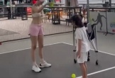 Ngọc Trinh bị chỉ trích vì hở bạo chơi pickleball
