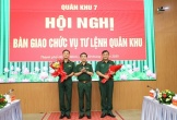 Trung tướng Nguyễn Trường Thắng bàn giao chức vụ tư lệnh Quân khu 7 cho Thiếu tướng Lê Xuân Thế