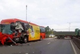 Xe khách va chạm xe đầu kéo trên quốc lộ 1, chắn ngang một làn đường