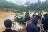  Trục vớt chiếc ô tô chở 4 người vượt rào chắn trong lũ và bị cuốn trôi