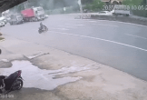 Băng qua đường, thanh niên bị container đâm văng lên dải phân cách: Khoảnh khắc ám ảnh