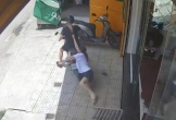 Nữ nhân viên tiệm vàng quyết không buông tha tên cướp manh động