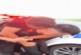 Tài xế đột qụy giữa cao tốc, CSGT cõng bệnh nhân lên xe đặc chủng, giành giật 