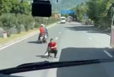 Phẫn nộ người đàn ông ngồi giữa đường, chặn xe khách trước hầm Hải Vân