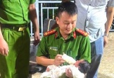 B.é t.r.a.i s.ơ s.i.n.h để ở cổng chùa với mảnh giấy ghi 