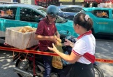 Người đàn ông chạy xe máy tặng nước, bánh mì miễn phí cho người dân, mời cơm cựu chiến binh