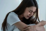 Đưa bạn gái về nhà, tôi chết đứng khi vừa mở cửa đã thấy hai bóng người ôm lấy nhau giữa phòng khách