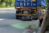 Va chạm giữa xe máy và ô tô đầu kéo ở Hà Nội, người phụ nữ t/ử v/o/n/g