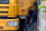 Tài xế bị xe tải mình vừa điều khiển ép tử vong